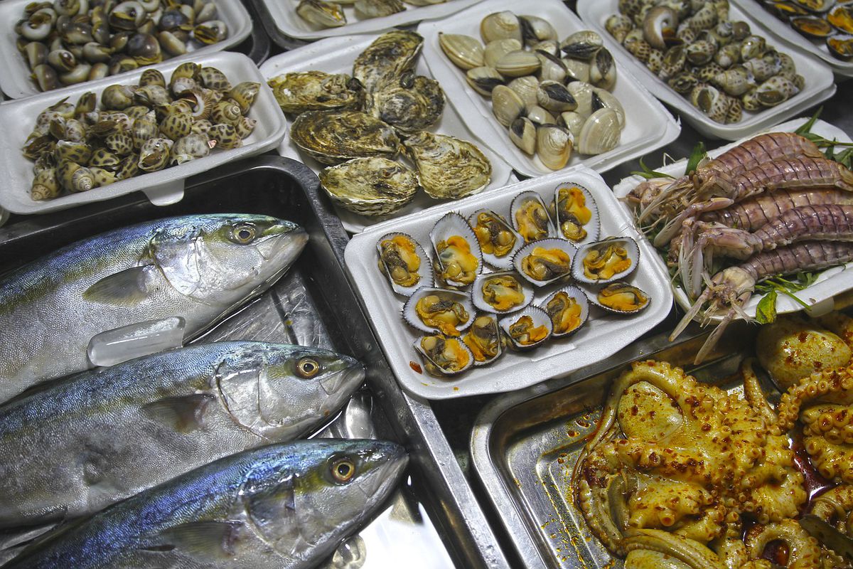 Як їсти морепродукти за правилами етикету — знають не всі. Морепродукти смачні і корисні, але деякі з нас, побачивши на столі щипці з химерними виделками, поводяться як героїня фільму...