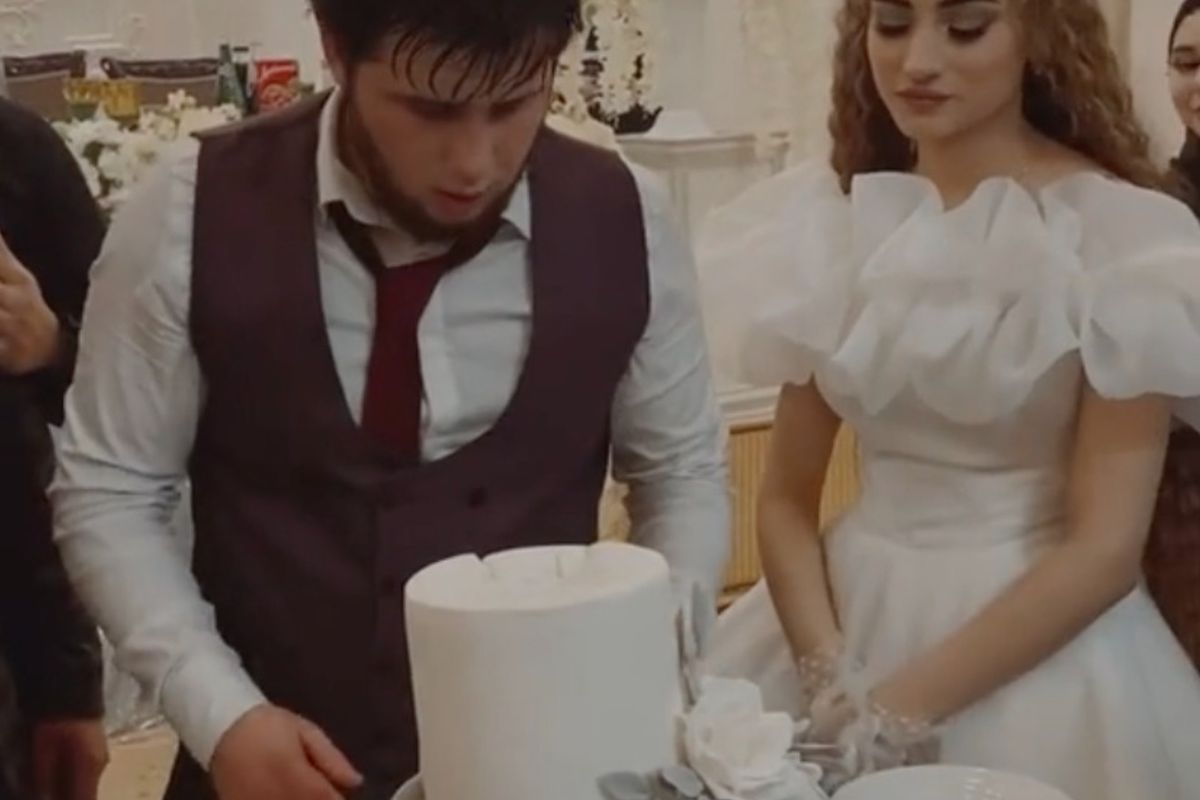 Відео з розрізанням торта на весіллі змусило людей переживати за наречену. Ролик прокоментували навіть зірки, і люди радять нареченій бігти.