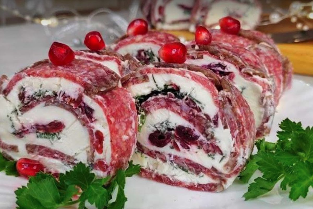 Рулет салямі з начинкою на новорічний стіл — просто і швидко. Чудова закуска до святкового столу!