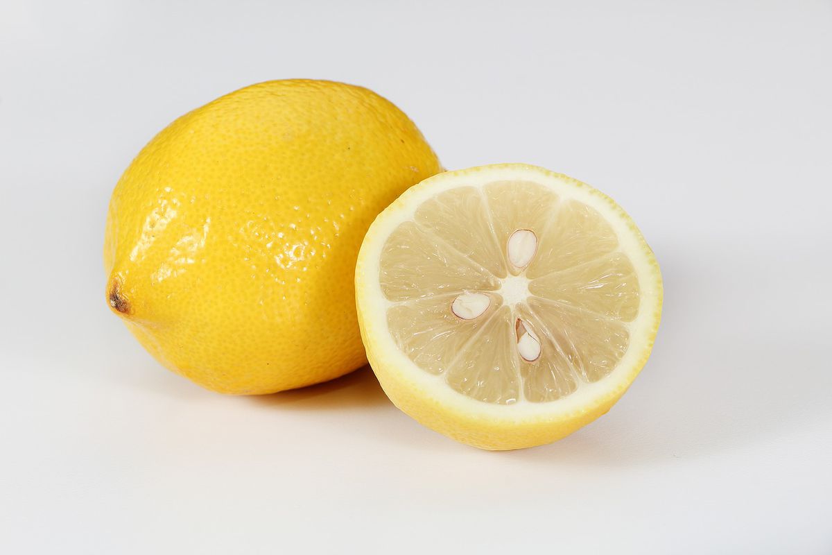 Як зберігати розпочатий лимон правильно. Невеличка хитрість.