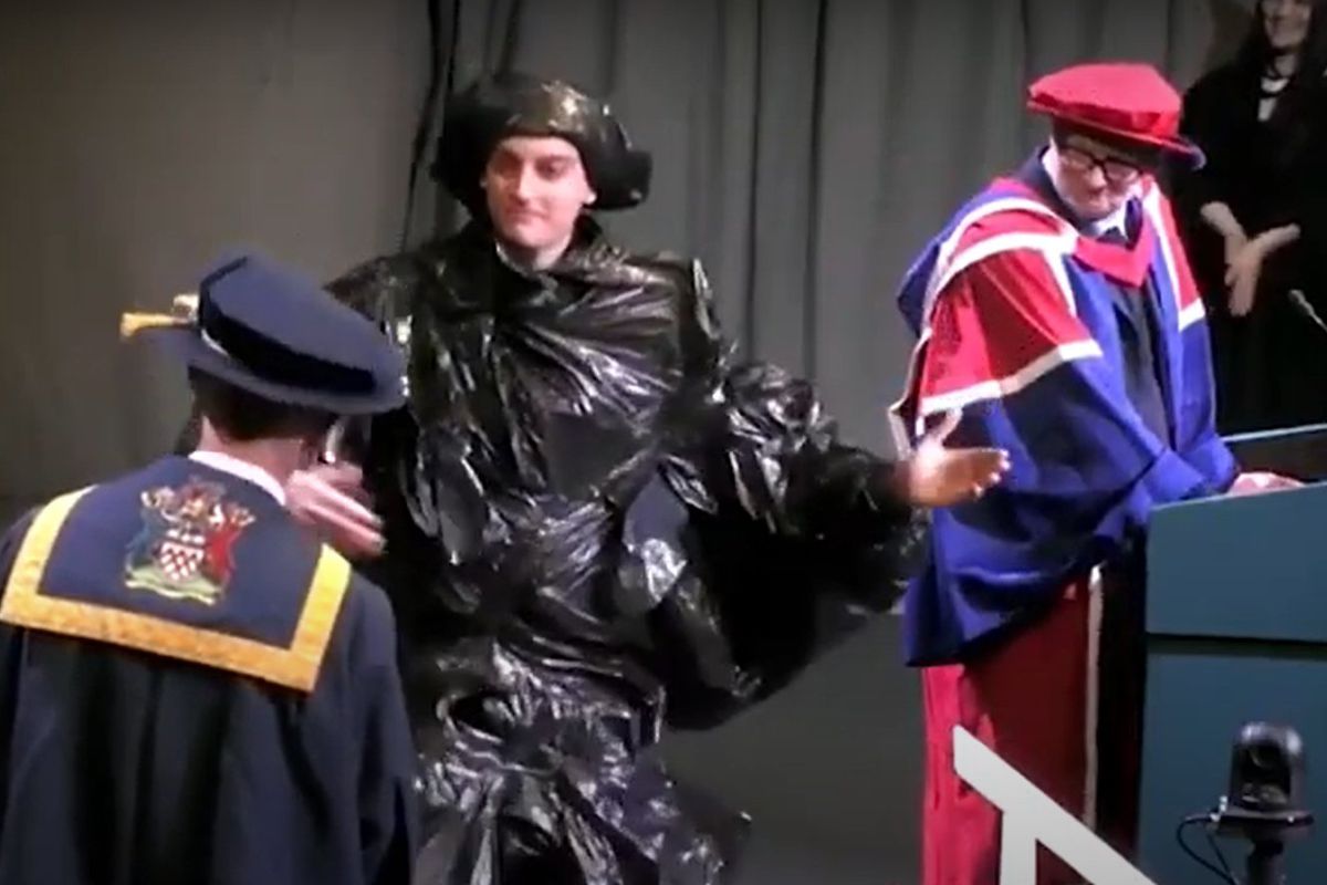 Британець з'явився на церемонію вручення дипломів у мішках для сміття. Випускника похвалили за «чудове» рішення.