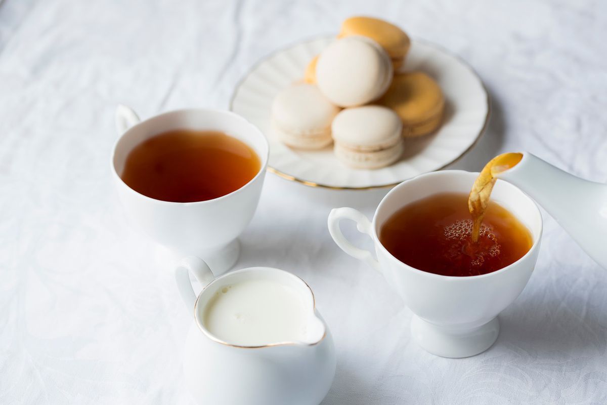 Яку користь для організму може принести вживання чаю з молоком. У деяких випадках чай з молоком є корисним.