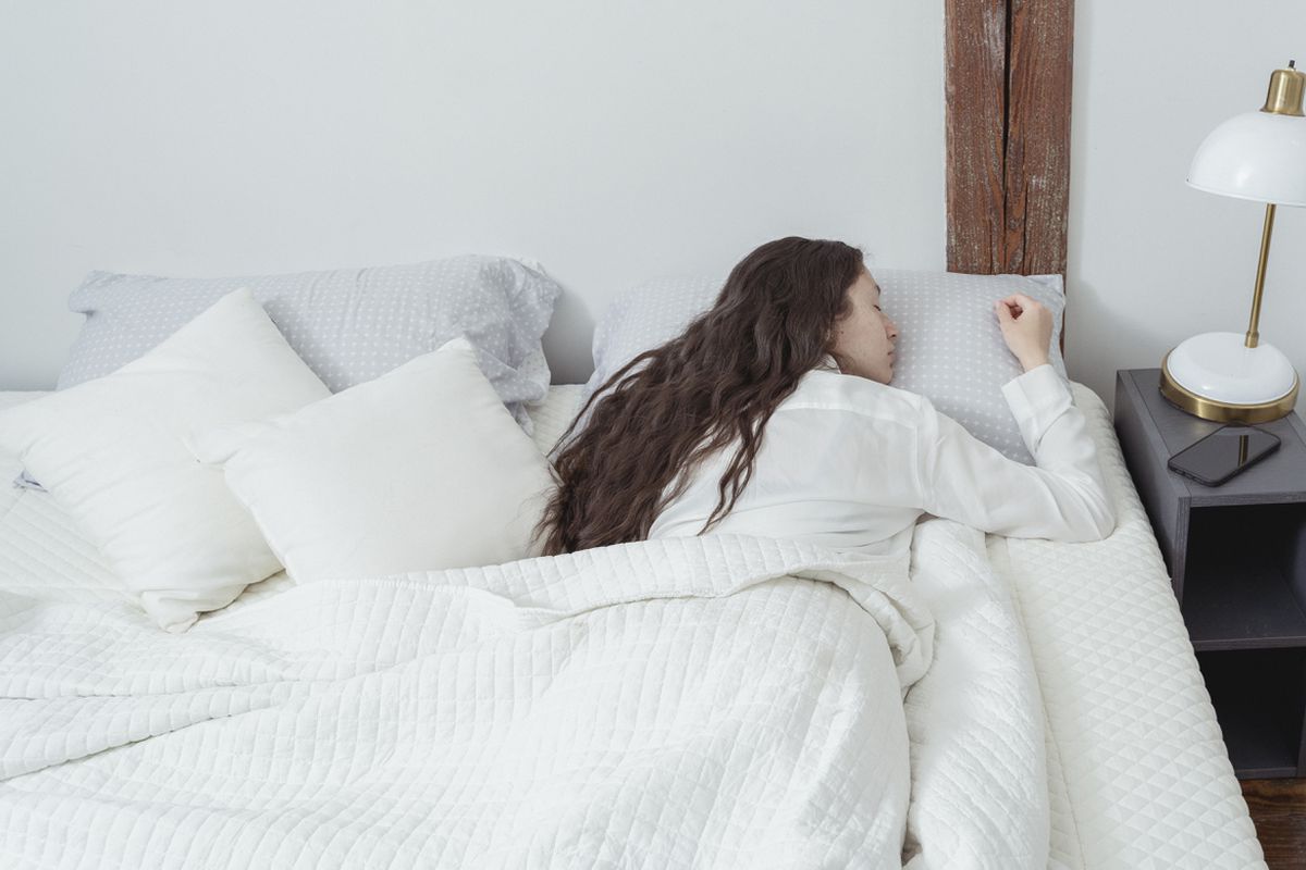 Як краще спати, щоб уникати болю у спині: корисні поради. Спати потрібно у правильних позах.