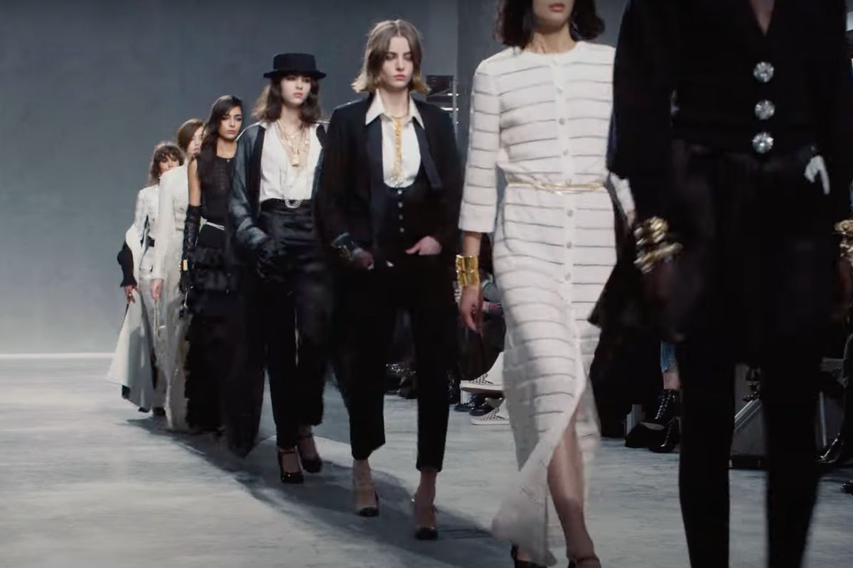 Шикарні образи від Chanel, які скоро будуть носити всі європейки — у ці образи хочеться пірнути і не вилазити. Що буде у тренді в 2022.