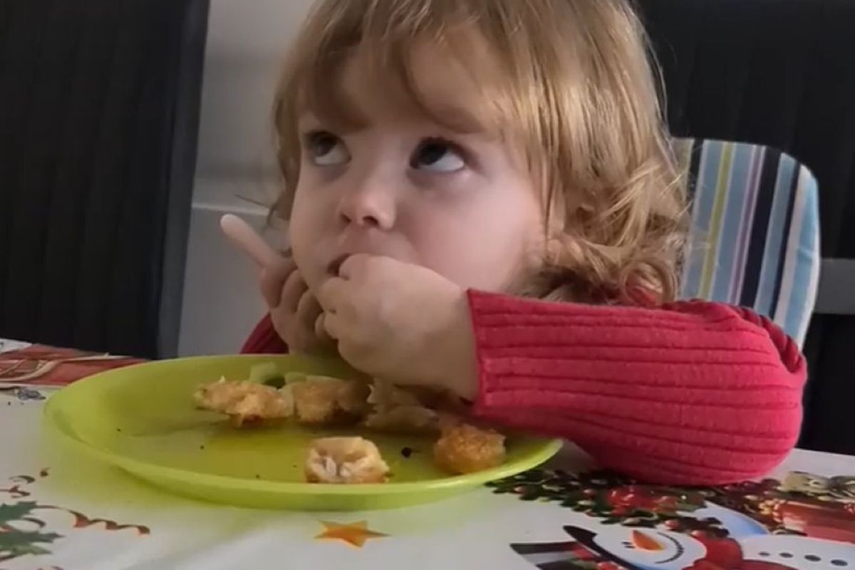 Як нагодувати дитину — новорічний лайфхак для малоїжки. Ваш малюк вередує під час їжі — саме час спробувати новий метод!