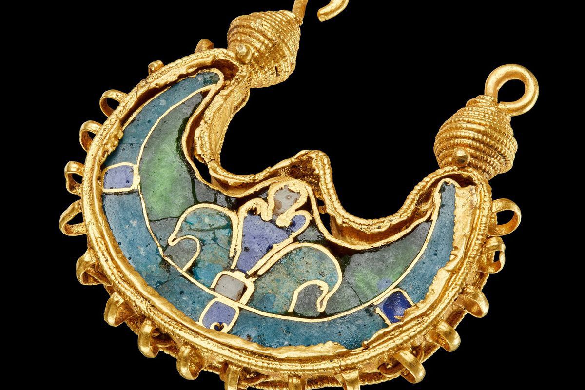 Знайдена в Данії візантійська золота сережка здивувала вчених. Експерти вважають, що прикраса була подарована імператором вождю вікінгів.