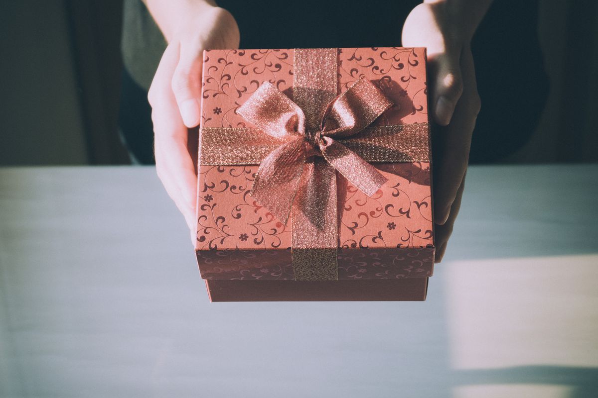 Чому краще не дарувати подарунки до святкової дати. Подарунки, які вручені заздалегідь, можуть спричинити певні неприємності.