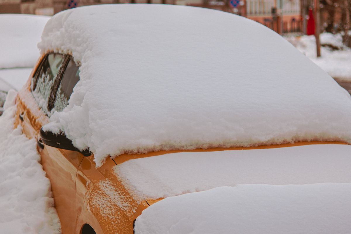 Чому взимку потрібно регулярно змітати сніг з машини. Чим небезпечний замет на кузові автомобіля.
