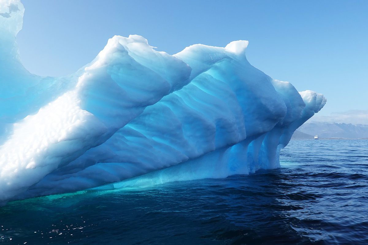 Ви коли-небудь бачили, як перевертаються величезні айсберги?. Зачаровує видовище.