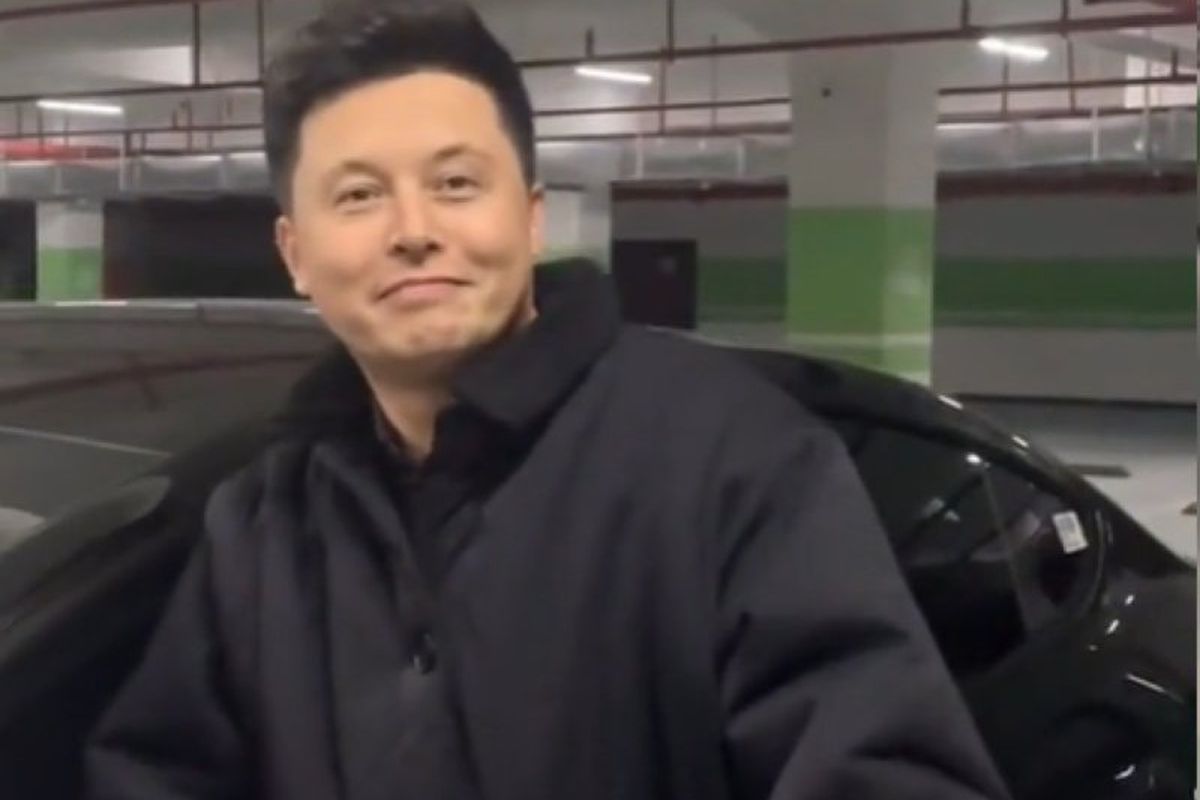 Китайський Ілон Маск здивував людей, він також користується автомобілем Tesla. Двійник Маска з Китаю.