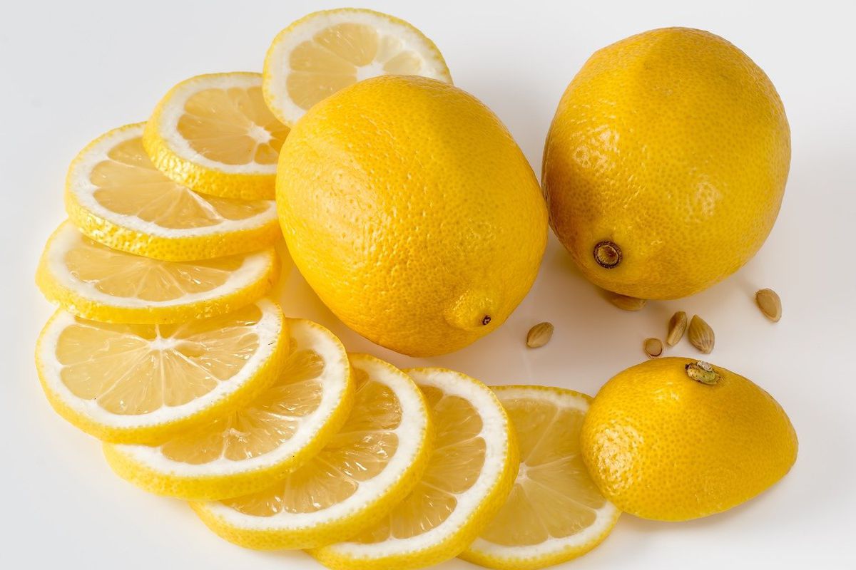 Декілька цікавих способів використання лимона, які вас точно здивують. Не їж — подумай.