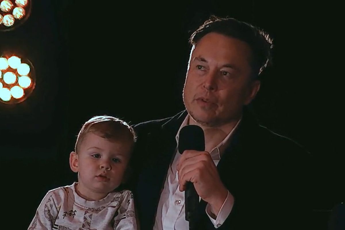 Ілон Маск прийшов на вручення нагороди «Людина року» разом із півторарічним сином. Наймиліше, що ви побачите сьогодні.