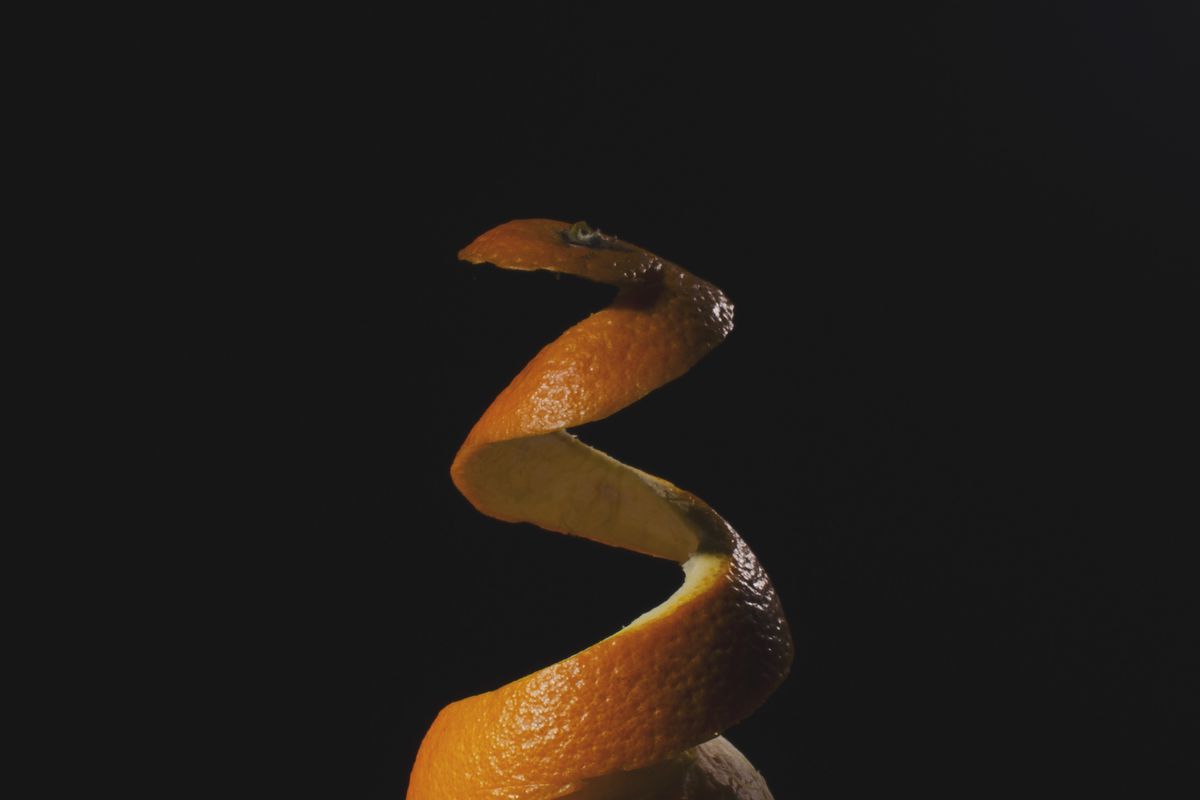 Чистимо апельсин за 10 секунд — невеличкий лайфхак. Шкірка буде буквально "злітати".