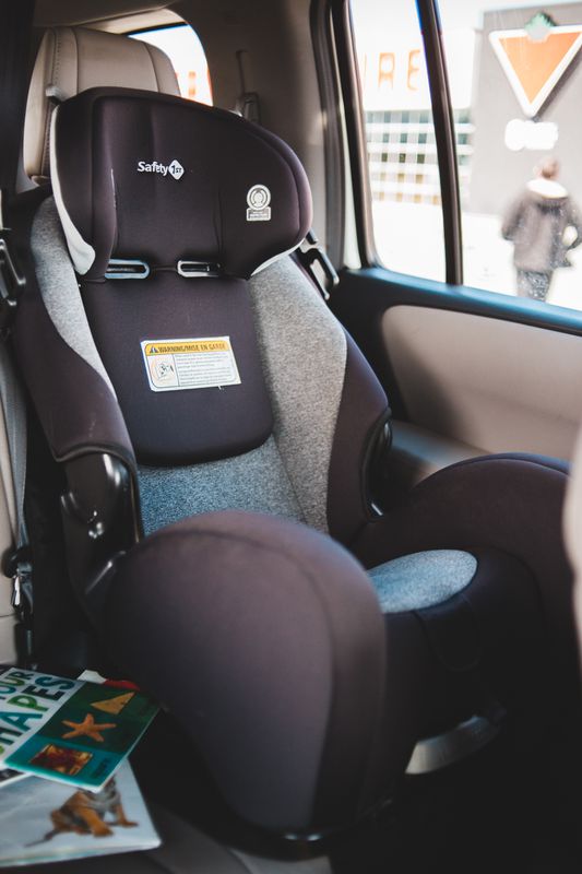 За чиєю спиною — водія або переднього пасажира, безпечніше ставити дитяче крісло в машині. Де краще розмістити дитину.