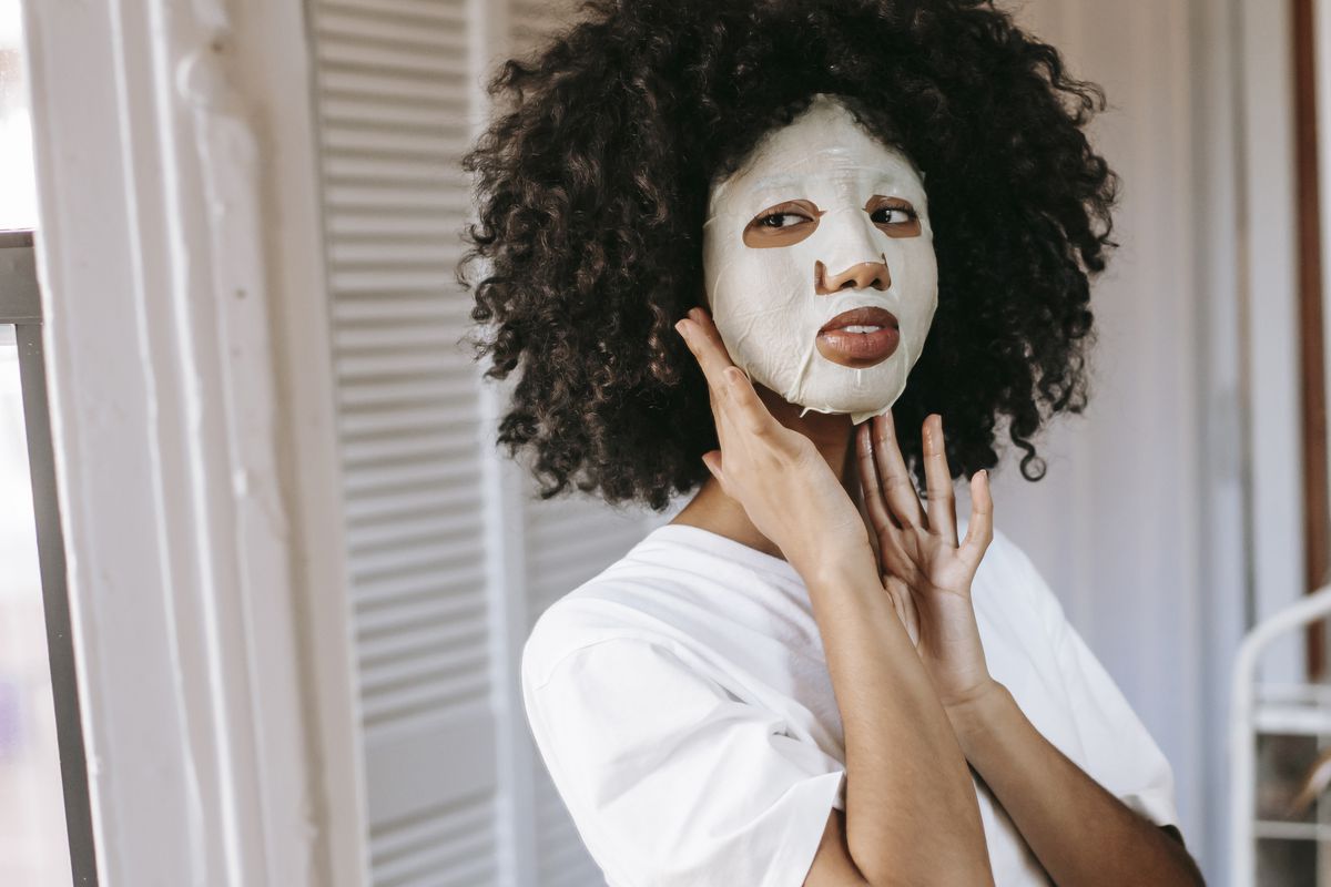 Цих 5 помилок жінки припускаються під час використання масок для обличчя, коли холодно. У холодну пору року жінки часто використовують маски для обличчя неправильно.