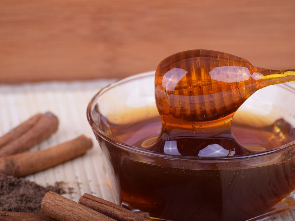Чому у холоди варто частіше вживати мед з корицею. Поєднання меду та кориці приносить багато користі для здоров'я людини.