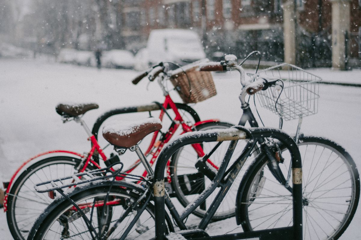 Катання на велосипеді взимку: 5 лайфхаків для безпечної їзди. Хитрощі для комфортного катання на велосипеді в зимовий період.
