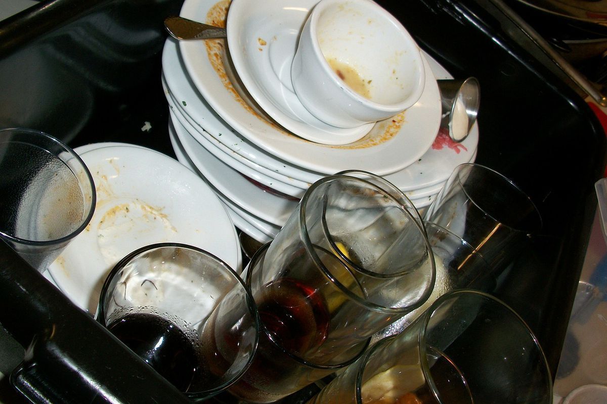 Чому згідно з прикметами не можна залишати на ніч брудний посуд на кухні. Поки посуд не вимиєте — спати не лягайте!