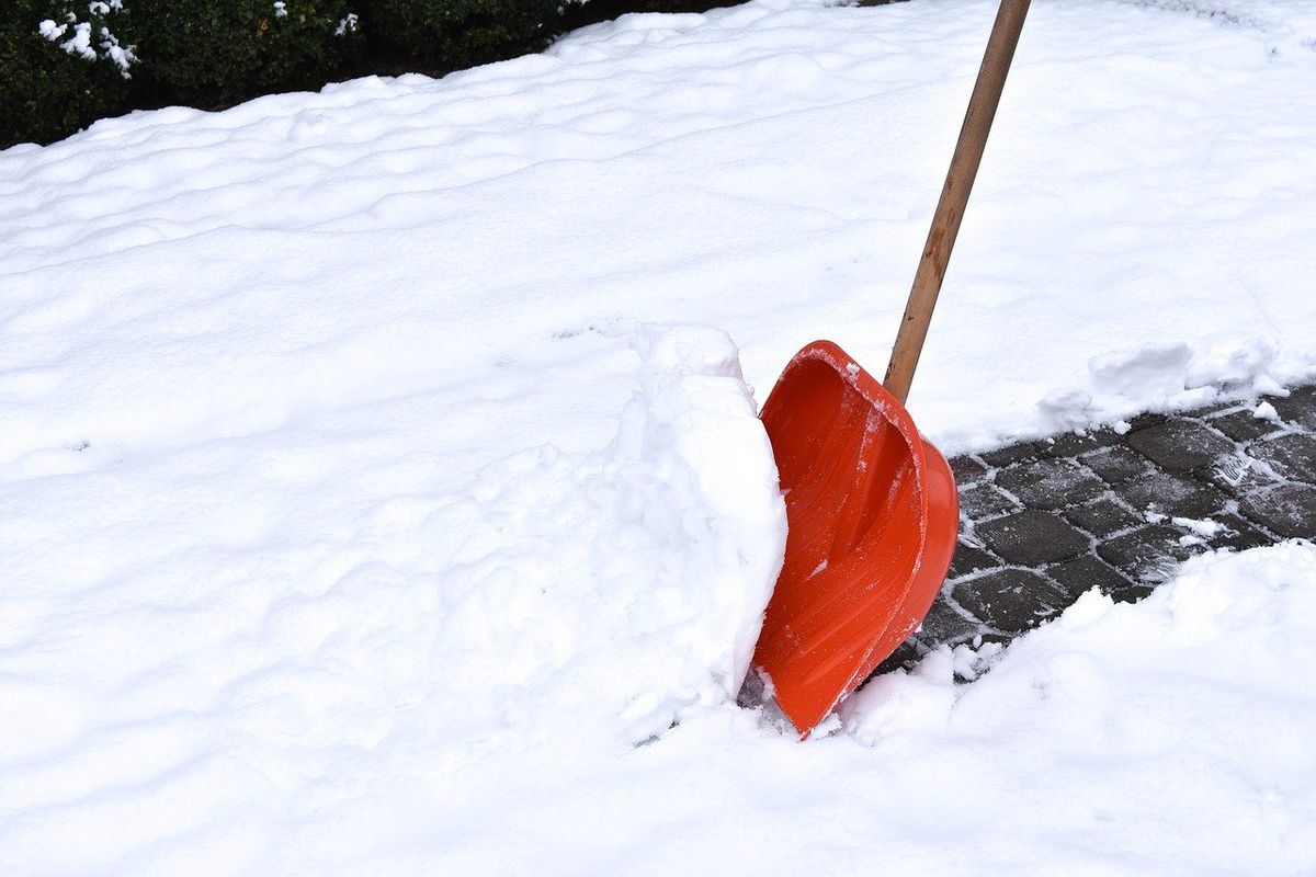 Кардіологи розповіли, чому небезпечно прибирати сніг вручну. Ручне прибирання снігу — дуже трудомістке заняття.