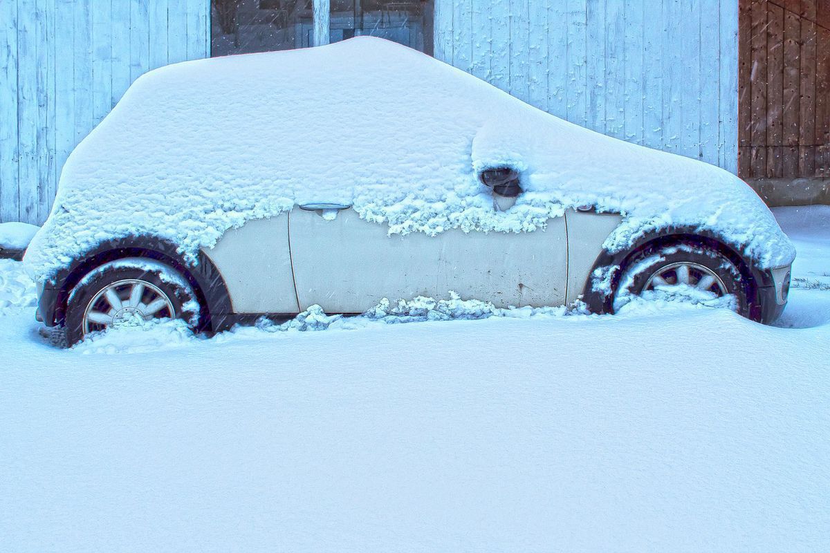 Фахівці розповіли, чи шкідливо надовго залишати автомобіль без руху взимку. Чим небезпечно залишати машину на морозі на тривалий термін.
