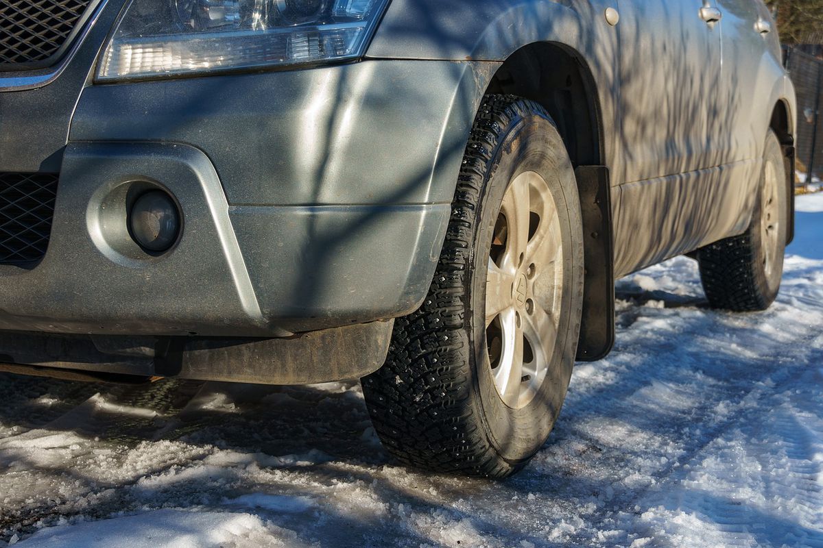 Навіщо досвідчені водії взимку змазують підкрилки автомобіля спреєм WD-40. Проста хитрість, щоб сніг не налипав і не примерзав на підкрилки автомобіля.