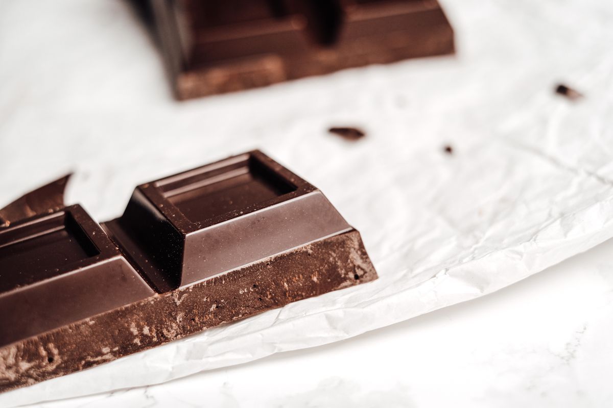 Яким чином шоколад може сприяти зниженню артеріального тиску. Знижувати артеріальний тиск можна й за допомогою шоколаду.