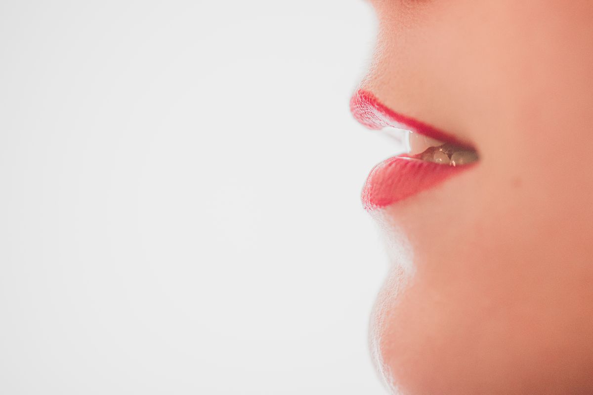 Як по запаху з рота визначити підвищення рівня цукру в крові. Гіперглікемію також можуть видати часте сечовипускання і відчуття надмірної втоми.