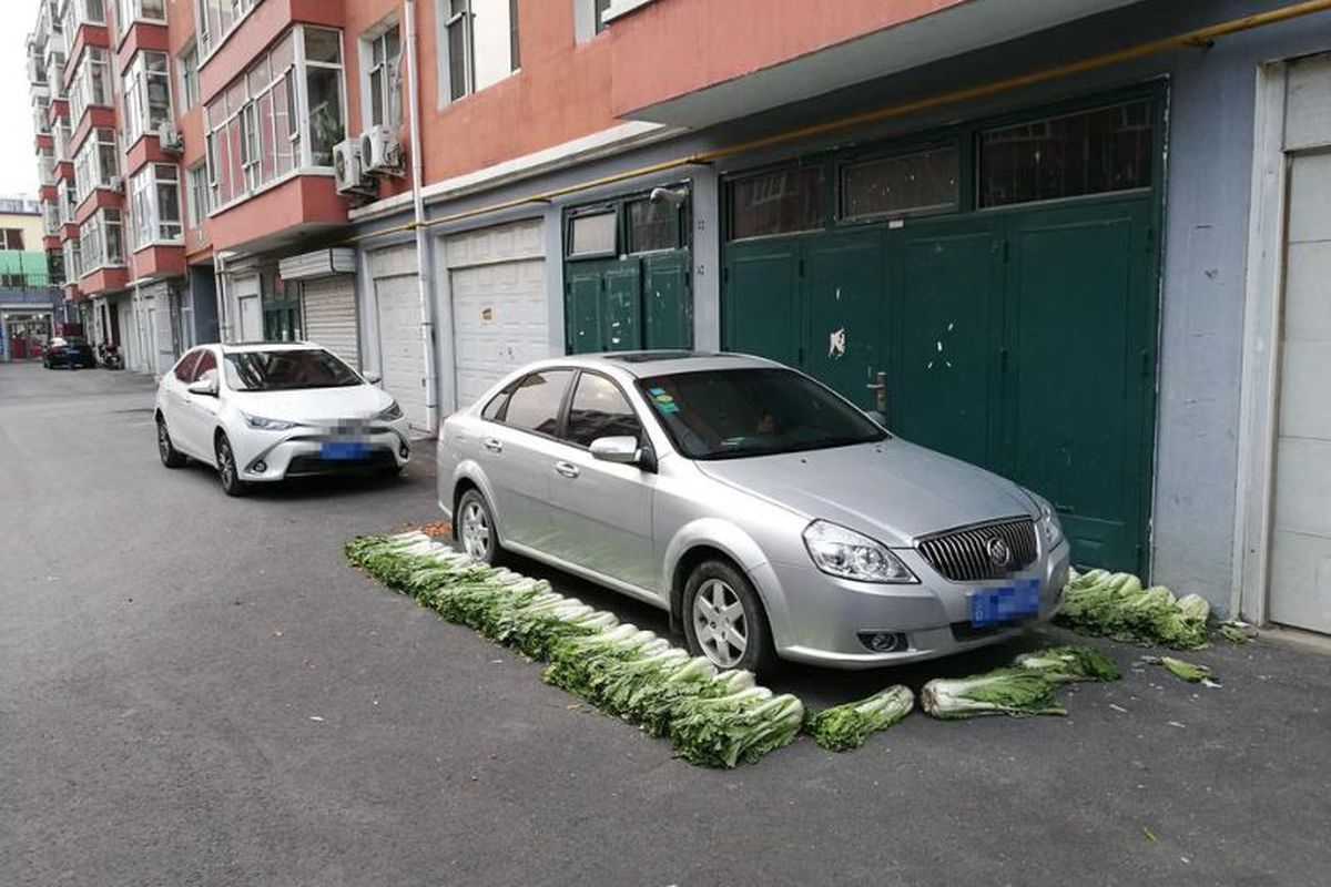 Припаркованный автомобиль