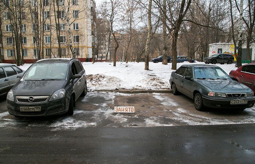 Ідеї хитромудрих водіїв, як забезпечити вільне місце на стоянці перед під'їздом. Як зайняти паркувальне місце у дворі.