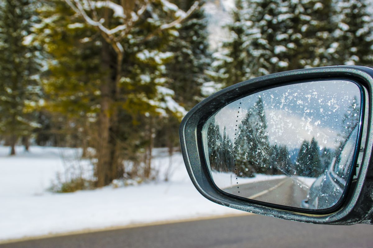 Що потрібно обов'язково взяти в машину водіям для далеких поїздок узимку. Список речей, які треба мати при собі на зимовій трасі.