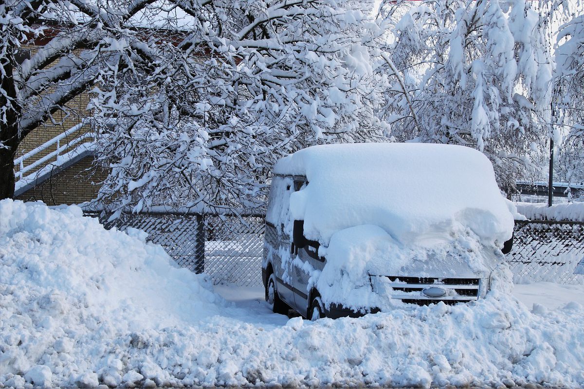 Чи так нешкідливо як здається возити замет на даху свого авто. Чим небезпечний сніг на даху машини.