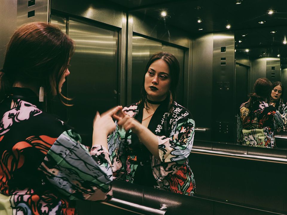 Дзеркало в ліфті — це не просто елемент дизайну, а своєрідна міра психологічного впливу на пасажира. Наявність дзеркал у ліфті можна пояснити кількома причинами.