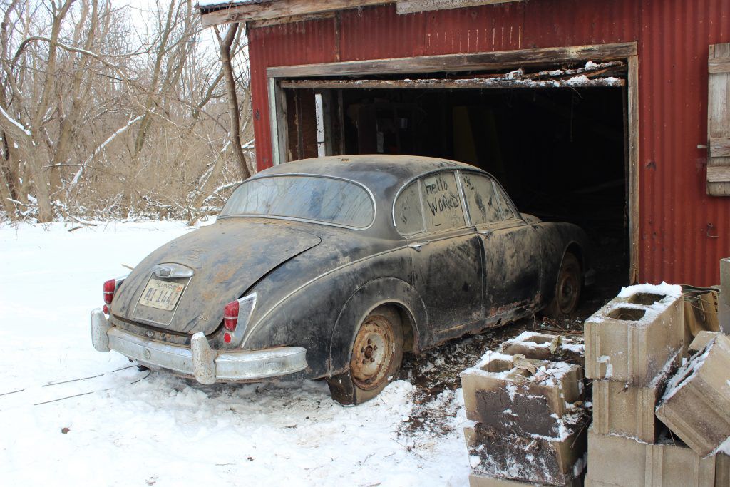 Чоловік купив розвалений будинок, проте в гаражі знайшов справжній скарб. В гаражі зберігався автомобіль "Ягуар" 1959 року випуску.
