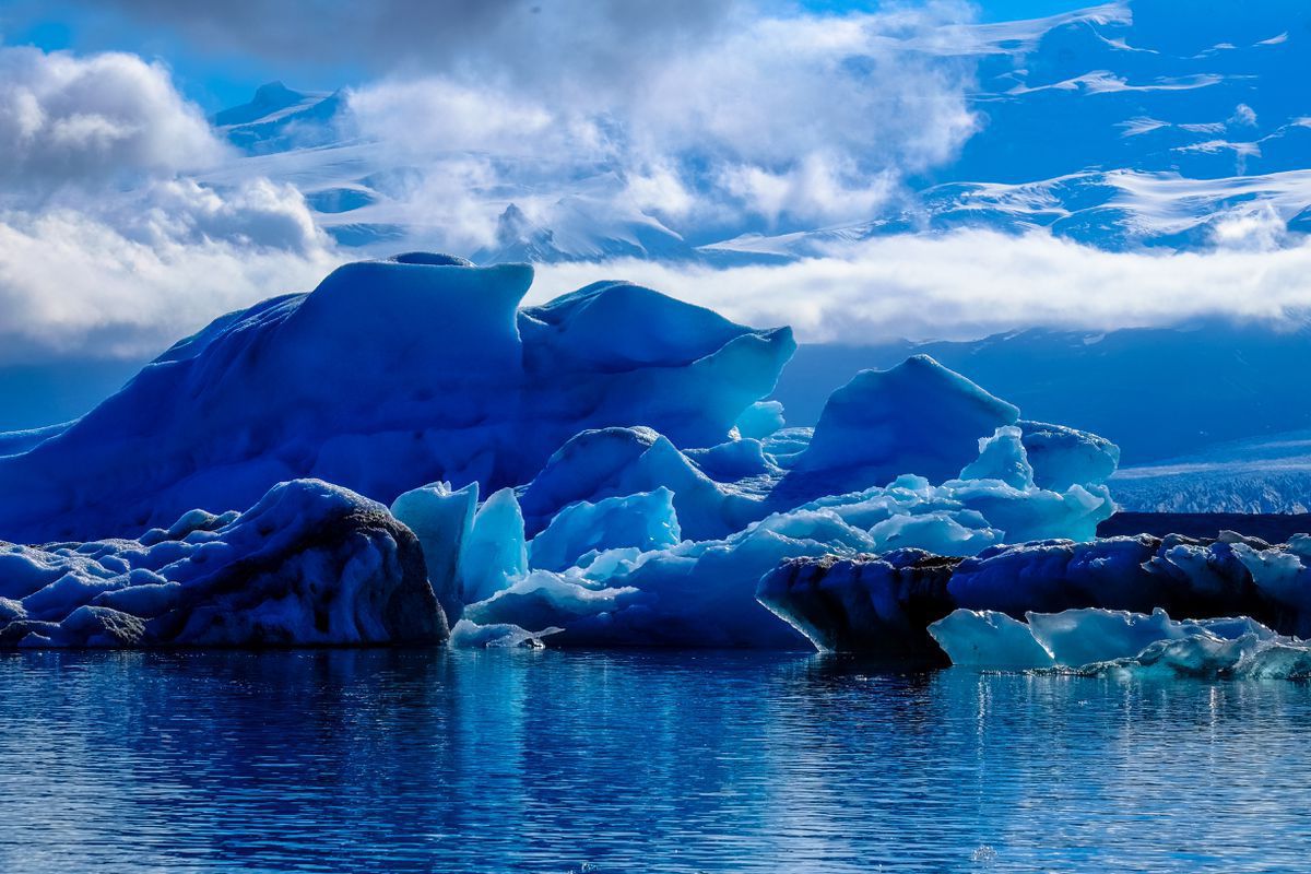 Вчені виявили унікальне явище під льодом Антарктиди — теплі печери. Наразі плануються дослідження.