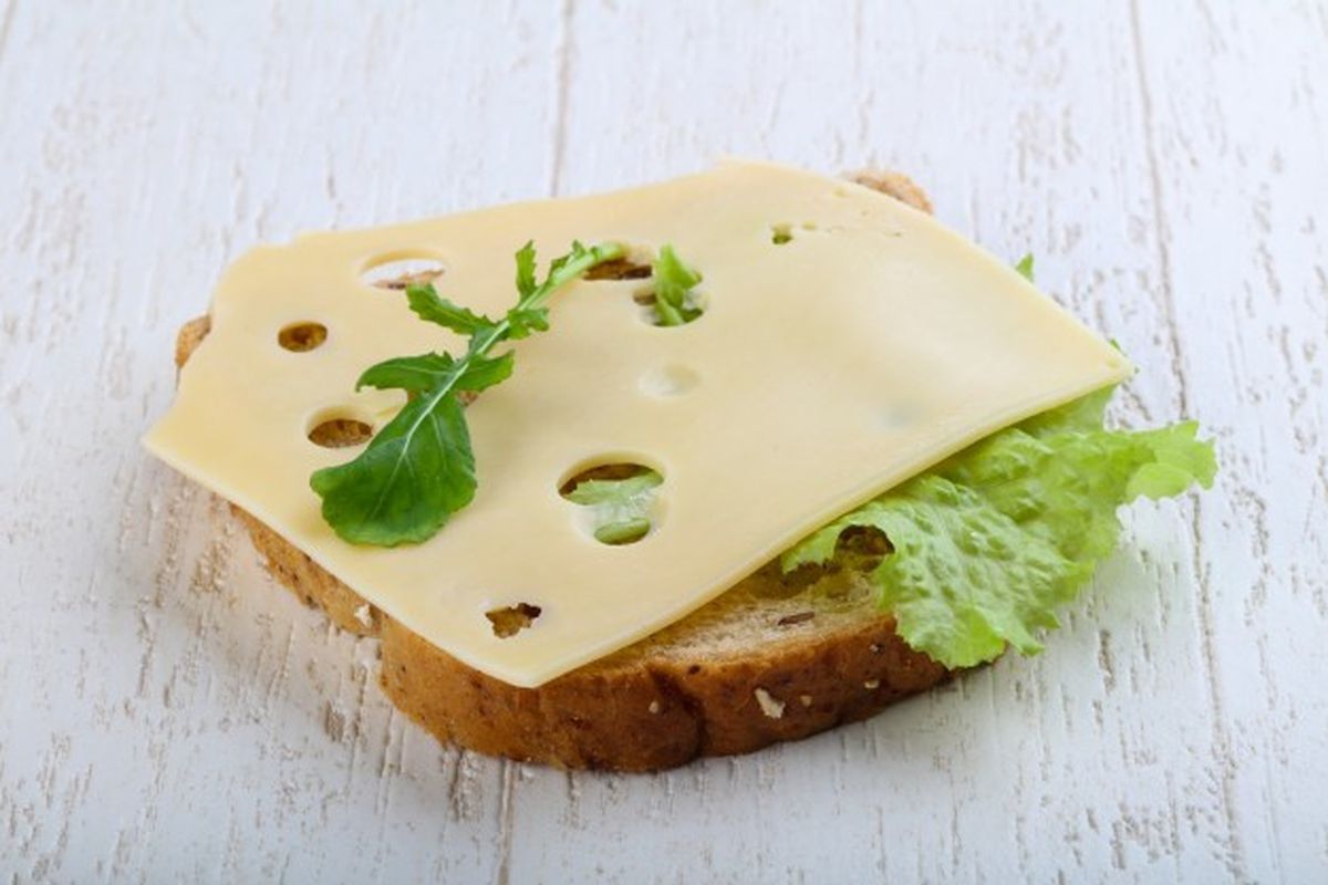 Чому найгіршим варіантом сніданку для підшлункової залози є бутерброд з сиром. Краще не снідати бутербродами з сиром.