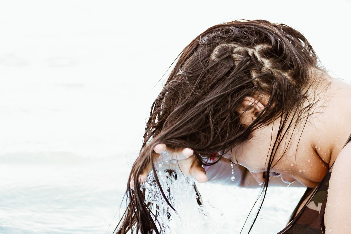 Перукар розкрила причини швидкого забруднення волосся відразу після миття. Можливо, ви не звертали раніше уваги на чистоту гребінців і гумок.