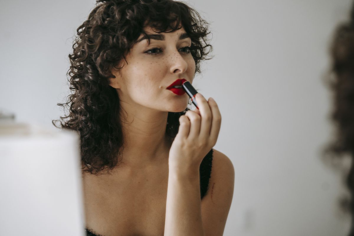 Ці 5 помилок під час нанесення губної помади псують кінцевий результат. Жінки дуже часто користуються помадою неправильно.