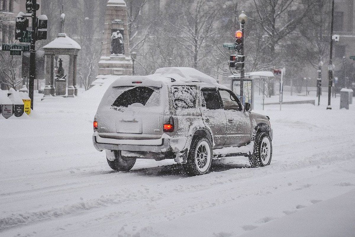 Експерти попередили водіїв про небезпеку снігу на даху автомобіля. Чому важливо очищати машину від снігу.