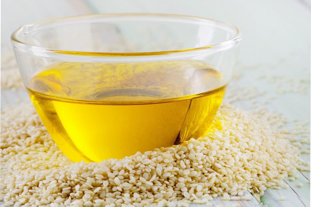 Вчені довели, що кунжутна олія краще за оливкову зменшує рівень поганого холестерину. Знижувати рівень холестерину краще за допомогою кунжутної олії.