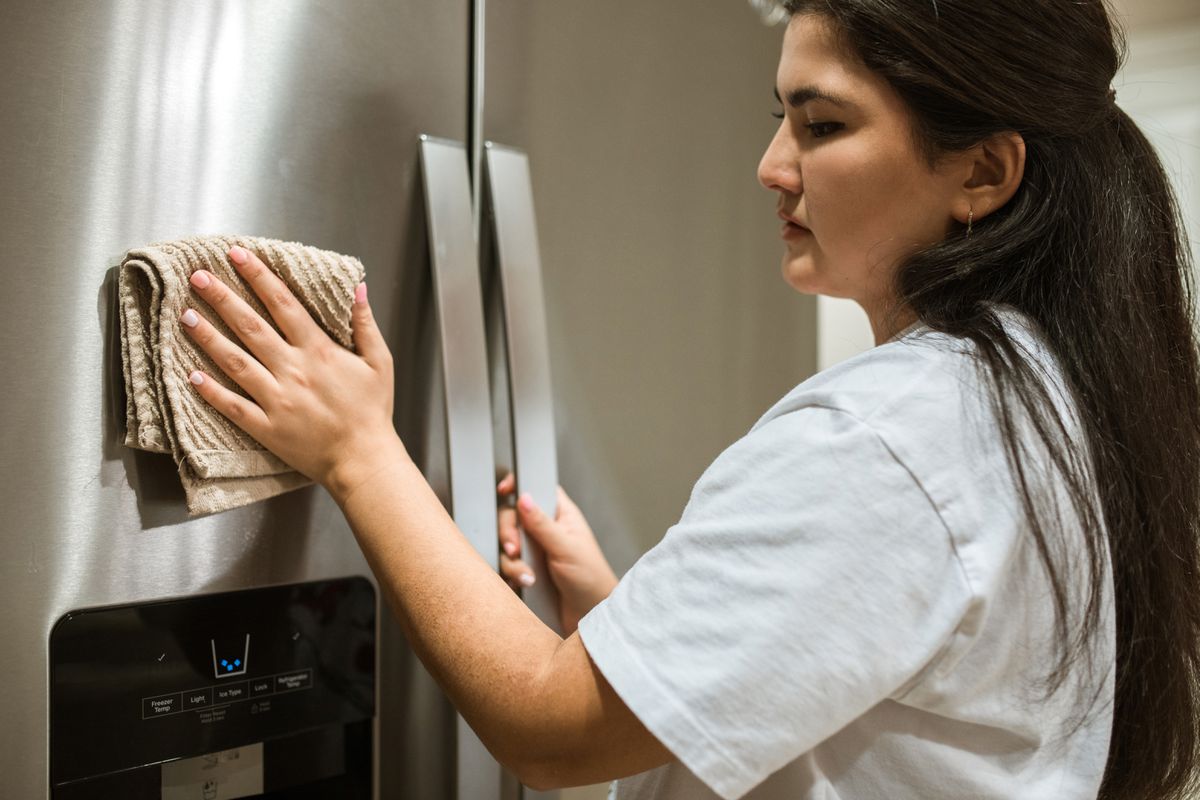 Цей простий прийом допоможе вам помити холодильник за дві хвилини. Несподіваний лайфхак.
