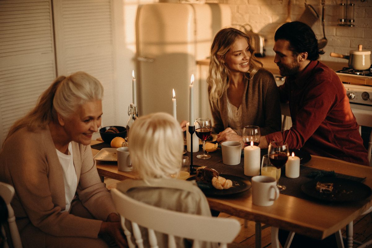 Чому не можна залишати на столі пустий посуд та інші прикмети про обідній стіл. Як не прогнати щастя з сім'ї.
