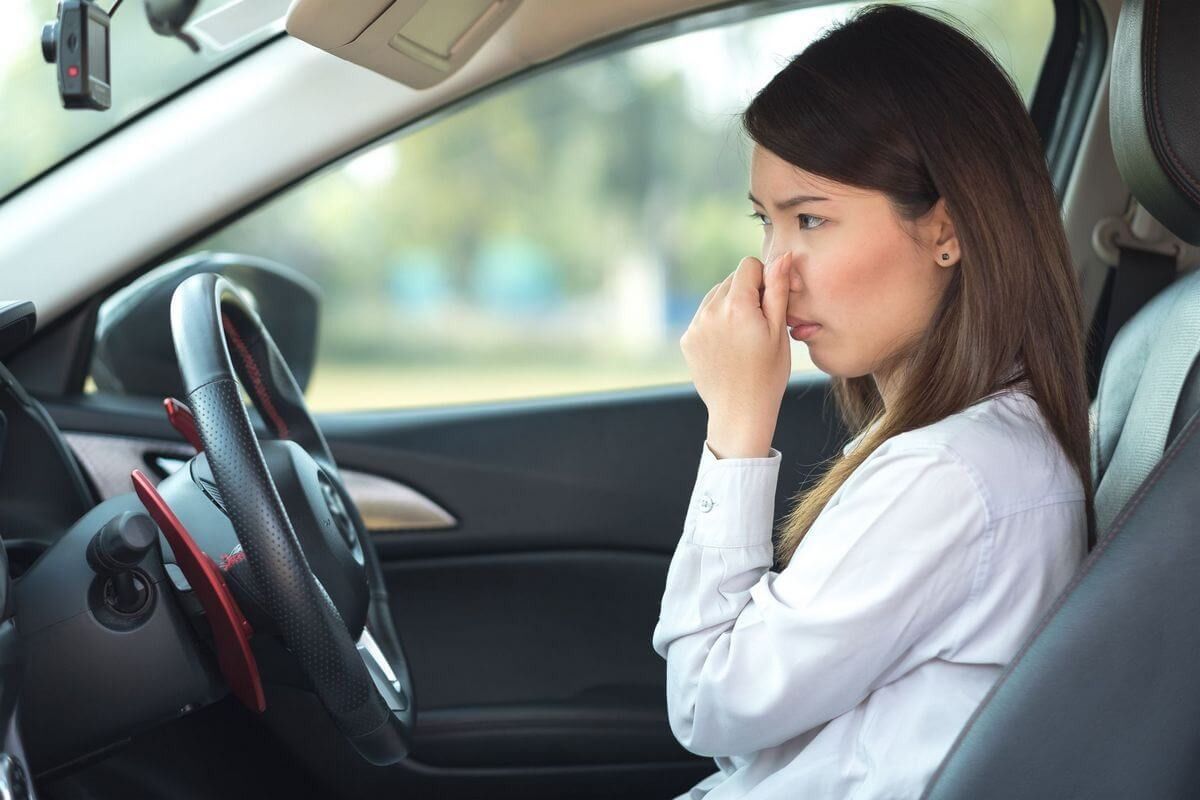Чому у машині може виникати неприємний запах і як з цим впоратися. З неприємними запахами у автомобілі можна впоратися.