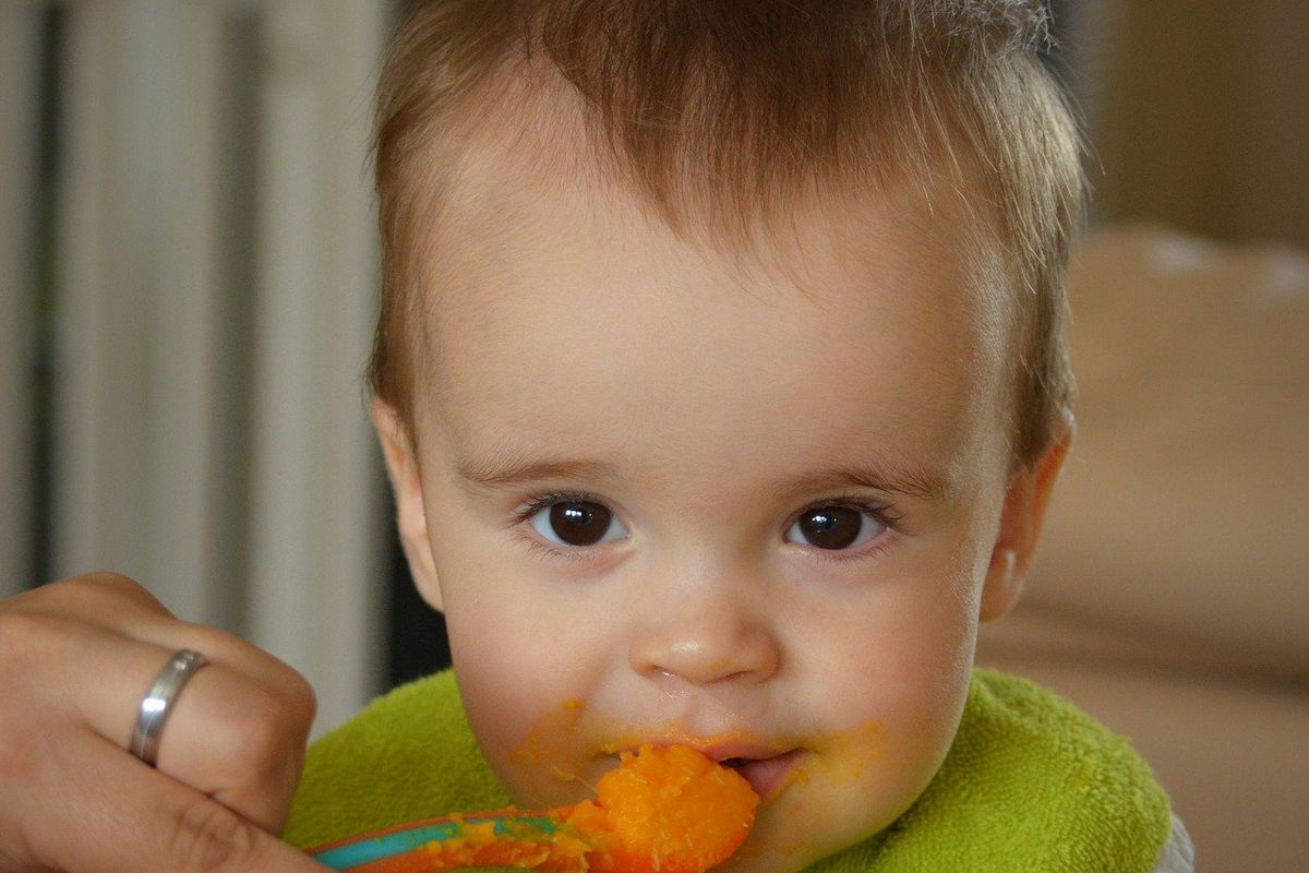 Як правильно годувати дитину, щоб не завдати шкоди зростаючому організму. Продукти, які ми даремно даємо малюкам.