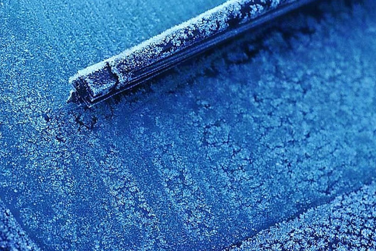 Як швидко очистити лобове скло від льоду за допомогою саморобного засобу. Проста порада для автомобілістів.