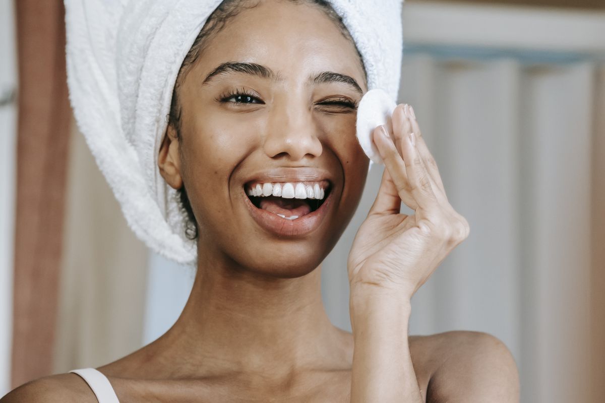 10 важливих питань щодо догляду за обличчям, відповіді на які має знати кожна жінка. Відповіді на популярні питання щодо догляду за обличчям мають знати усі жінки.