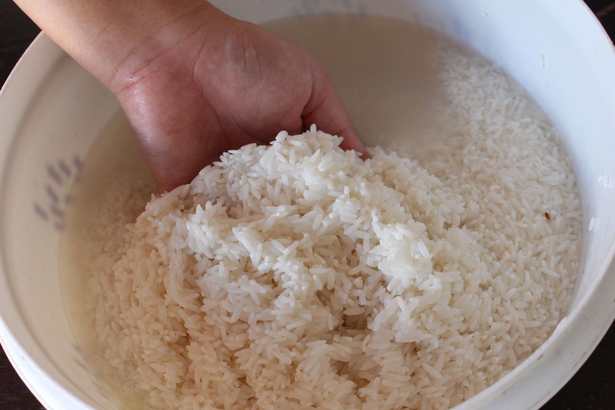 Чому не потрібно виливати воду з каструлі після варіння рису: 5 основних причин. Використання рисової води в косметичних та господарських цілях.