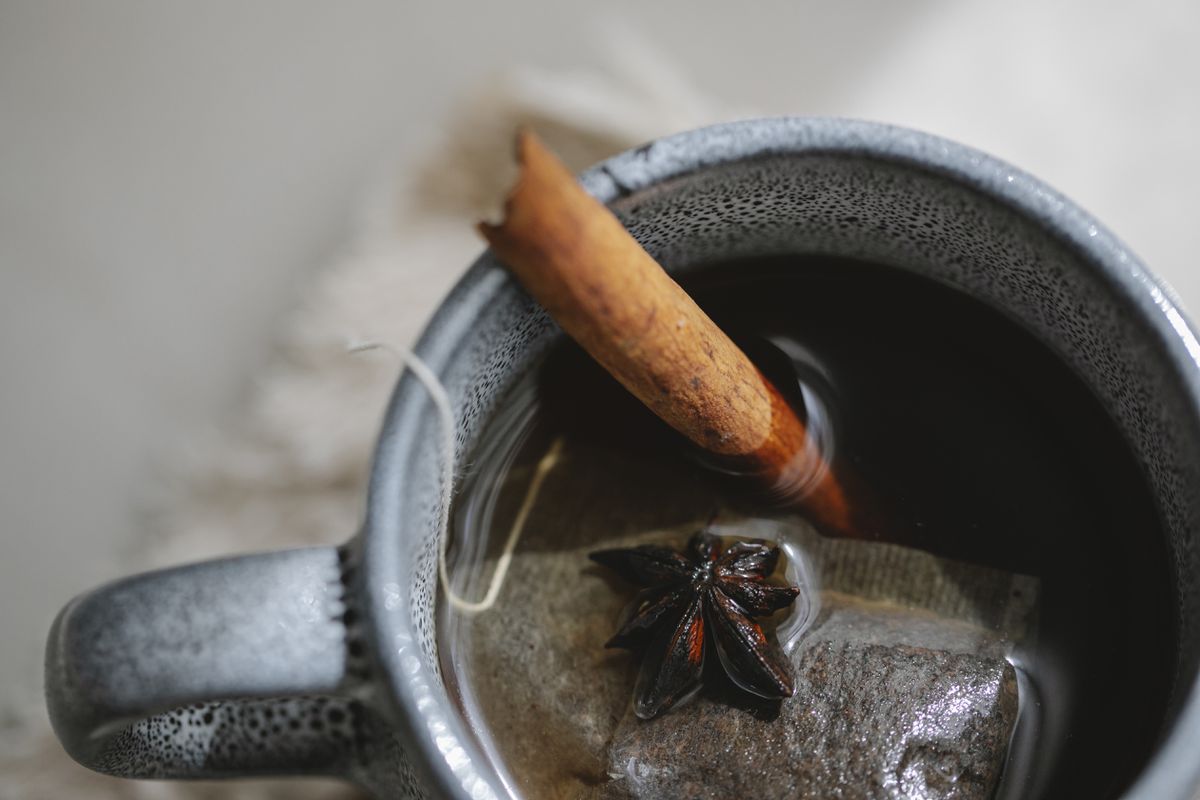 Які прянощі можна додати у чай, щоб знизити кров'яний тиск і поганий холестерин. Деякі прянощі можна додавати у чай для покращення рівня холестерину і нормалізації артеріального тиску.