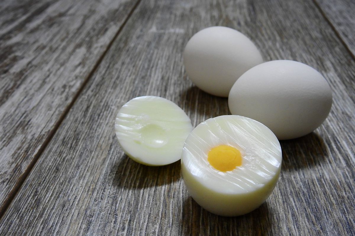 Як порізати зварене яйце на салат, щоб воно не кришилося. Проста хитрість.