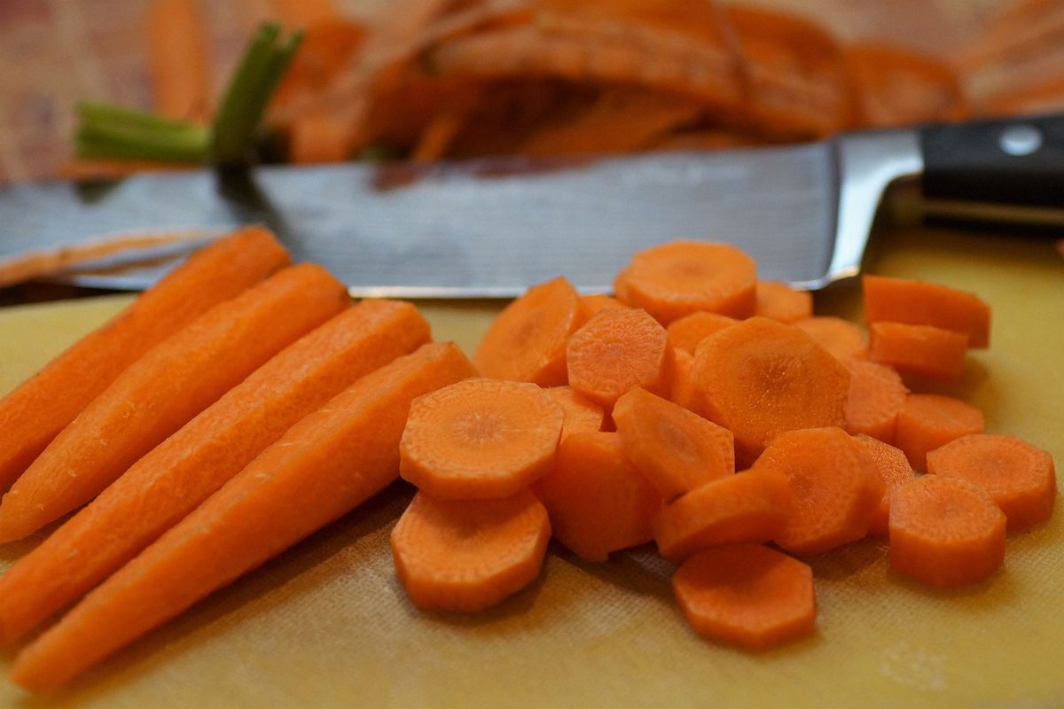 Варити моркву на салати більше не потрібно: секрет приготування овочу з ресторану. Спробувавши так один раз, інакше вже не захочеться.
