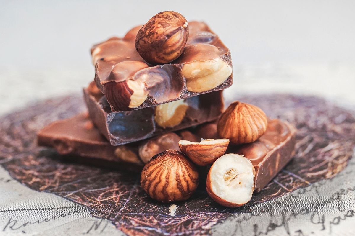 Як можна боротися з високим рівнем холестерину за допомогою шоколаду з горіхами. Шоколад з горіхами стане гарним помічником у боротьбі з високим рівнем холестерину.